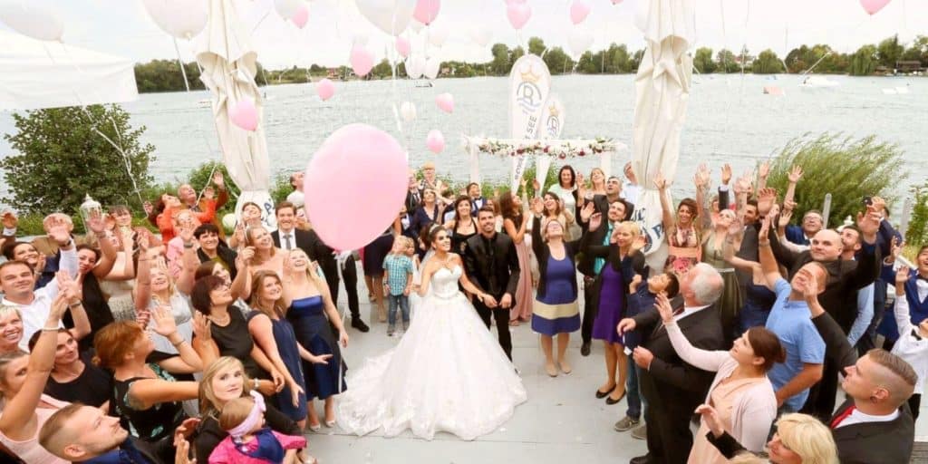 Eine Hochzeitsfeier mit Luftballons.