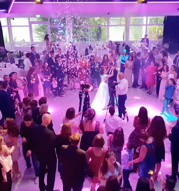 Eine Gruppe tanzender Menschen bei einer Hochzeitsfeier.