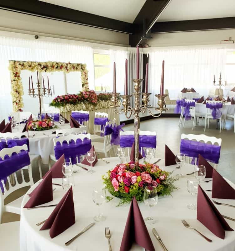 Ein Bankettraum mit lila-weißen Tischdecken. Ein Bankettraum mit lila-weißen Tischdecken.