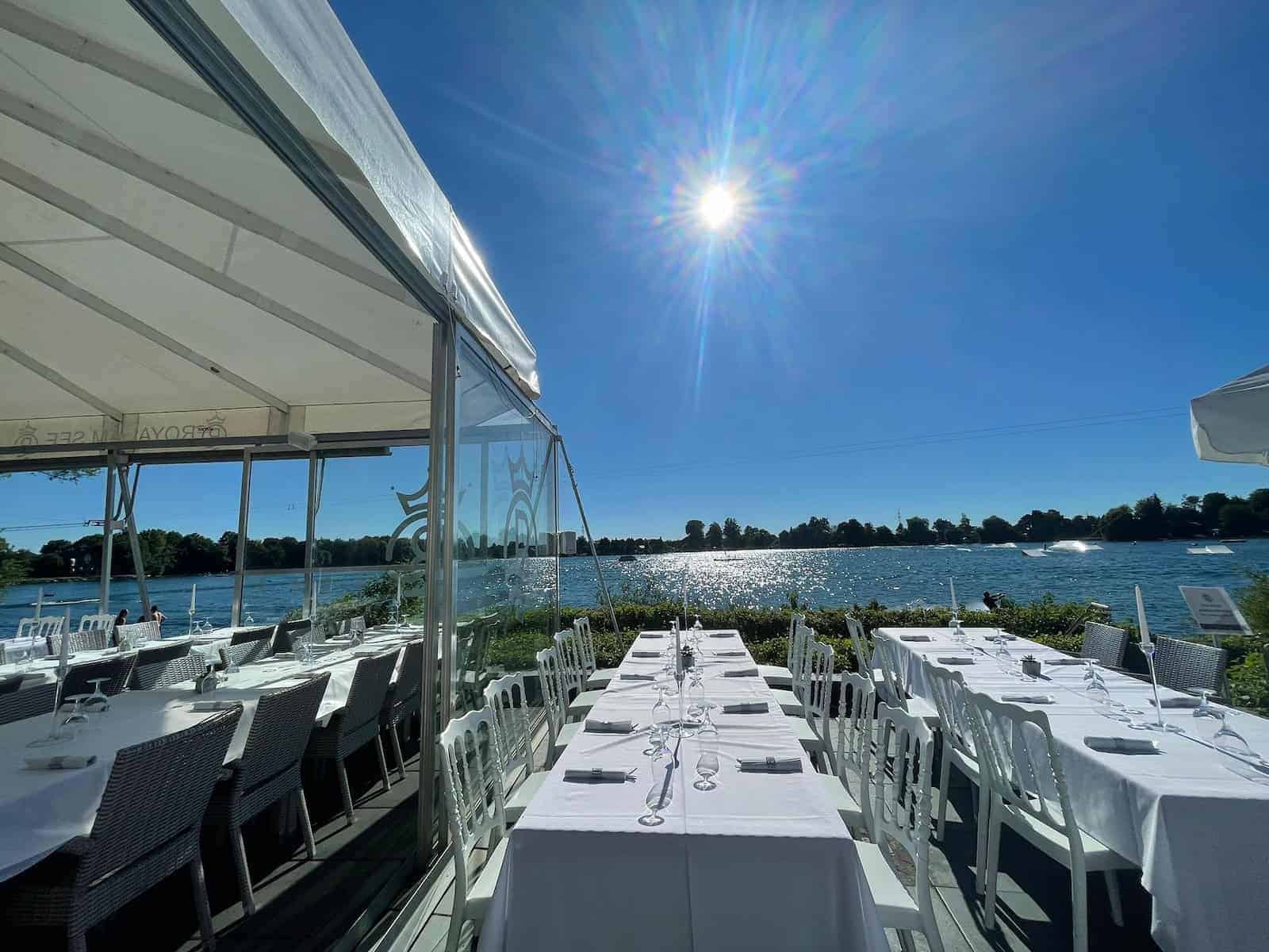 Die Seeterrasse von Royal am See mit Blick auf den Friedberger Baggersee – perfekt für Empfang und Outdoor-Zeremonie