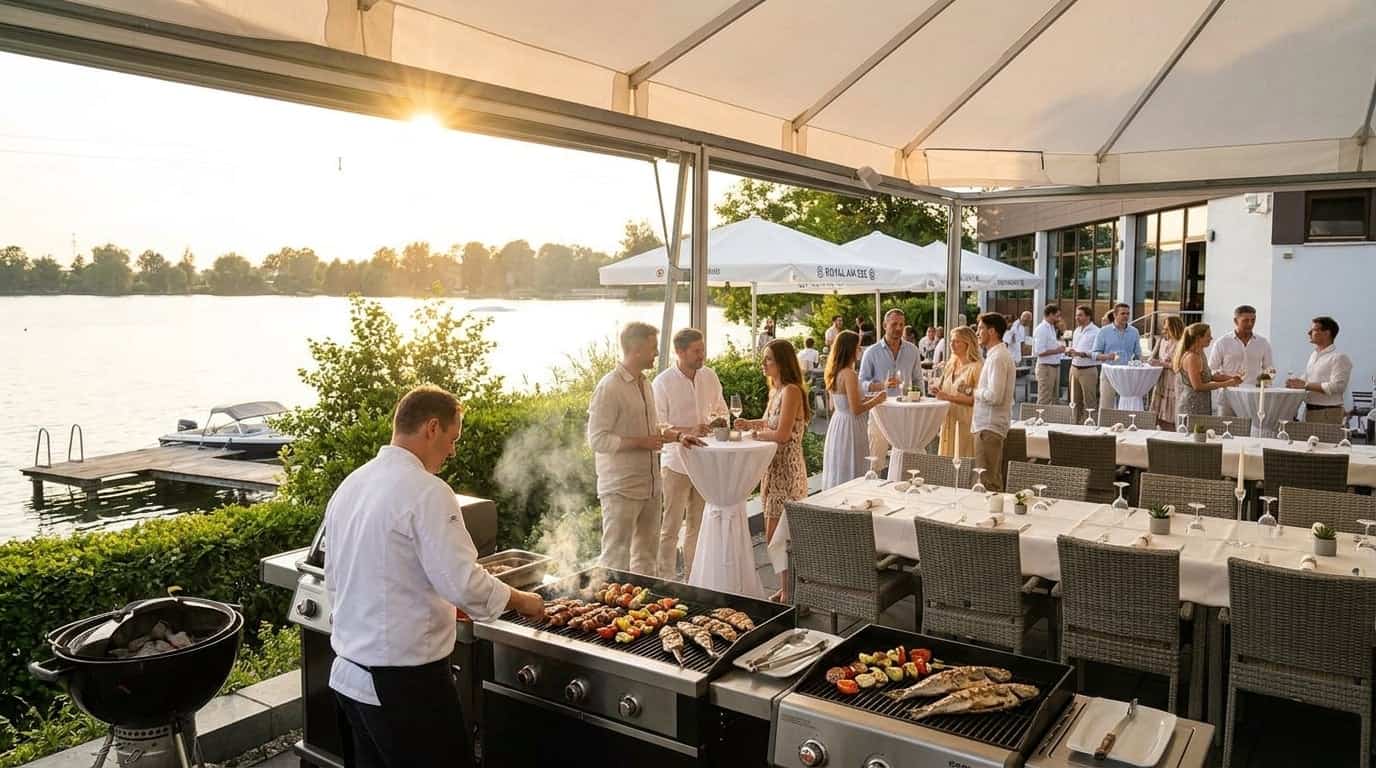 BBQ-Station auf der Seeterrasse mit Grillmeister und Blick auf den Friedberger Baggersee