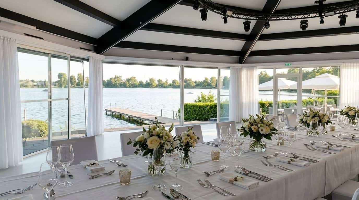 Festlich gedeckte Tafel mit Kristallgläsern und Blumenarrangements im Eventcenter