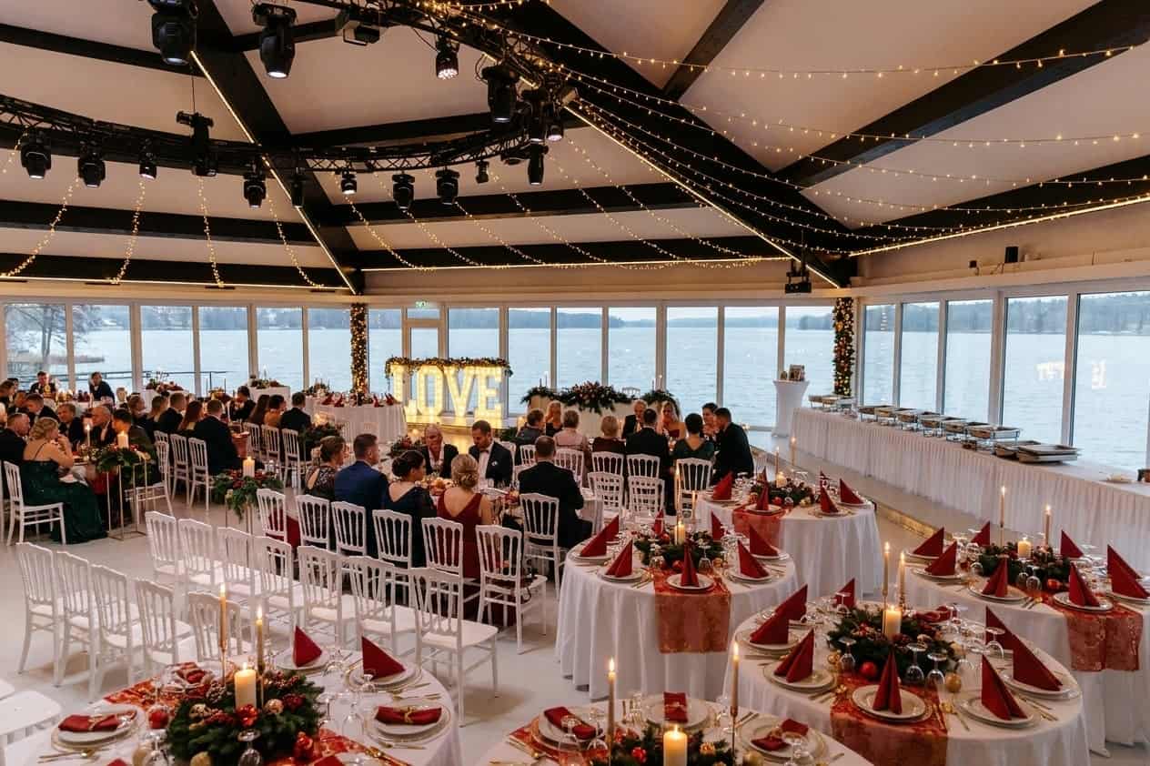 Festlich geschmückter Wintergarten am Friedberger Baggersee mit weihnachtlicher Dekoration und Seeblick