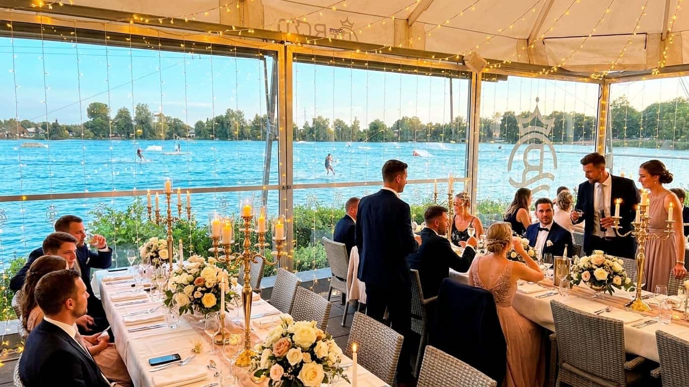 Die Seeterrasse von Royal am See mit eleganten Tischen und direktem Blick auf den Friedberger Baggersee