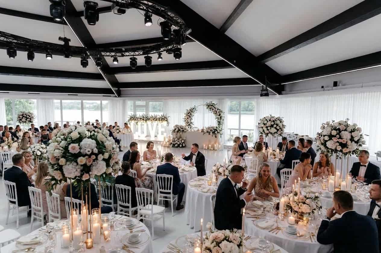 Übersichtliche Darstellung der Hochzeitskosten mit festlich gedecktem Tisch in einer eleganten Seelocation bei Augsburg