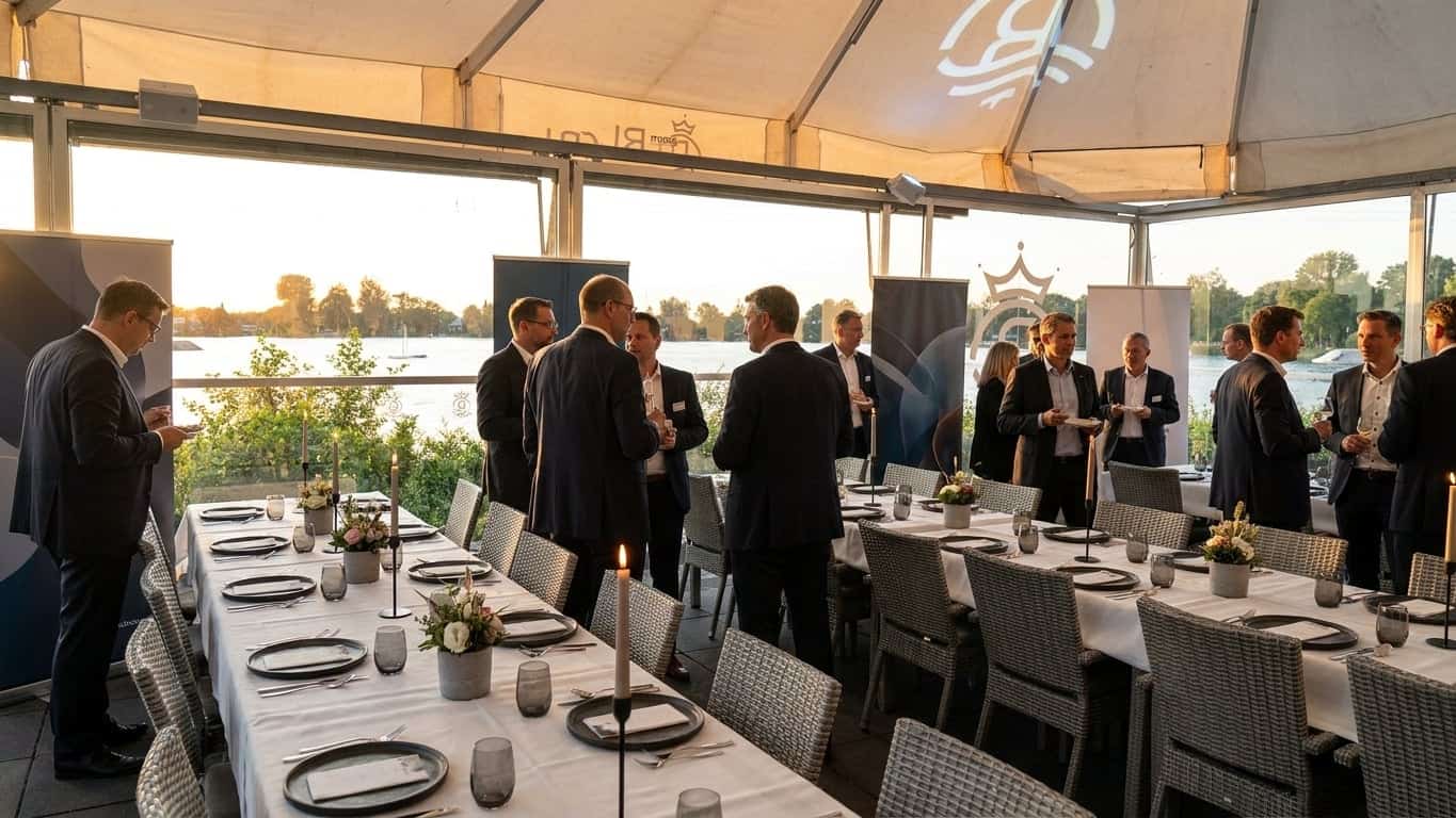Sommerliches Firmenevent am späten Nachmittag auf der Seeterrasse von Royal am See mit Blick auf den Sonnenuntergang