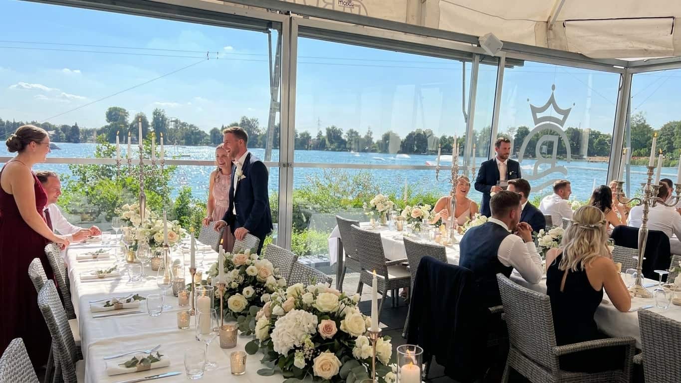 Hochzeitslocation am See mit Panoramablick auf den Friedberger Baggersee und eleganter Seeterrasse