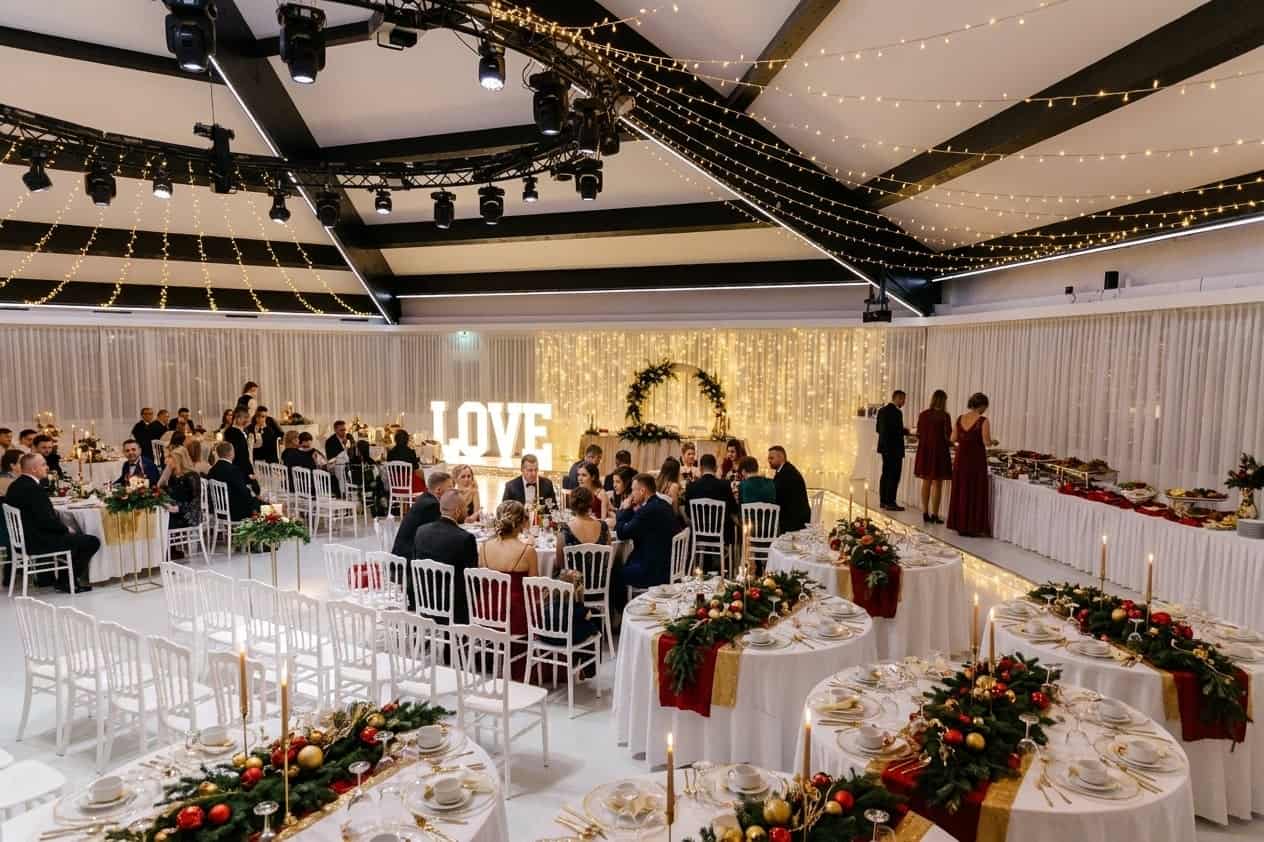 Firmenveranstaltung bei Royal am See am Friedberger Baggersee mit festlich gedeckten Tischen und stimmungsvoller Beleuchtung