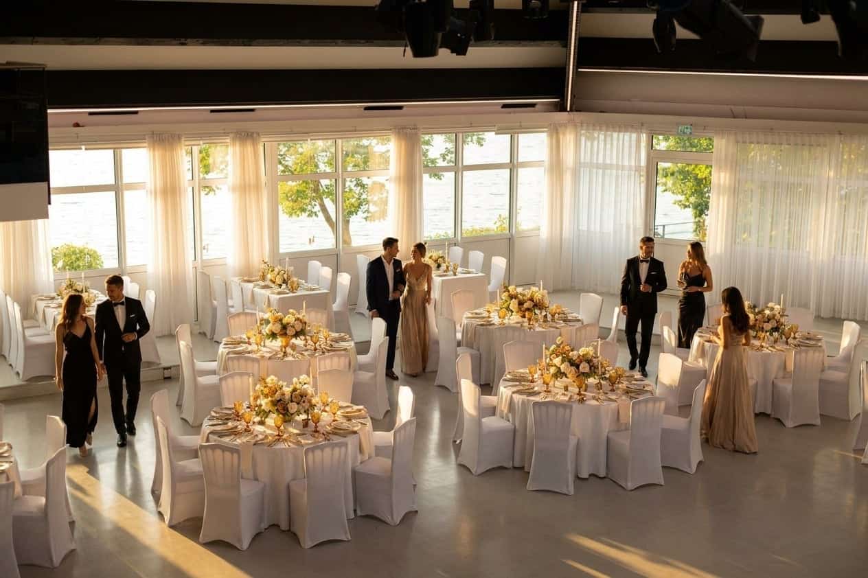 Eleganter Bankettsaal mit runden Tischen und festlicher Beleuchtung bei Royal am See