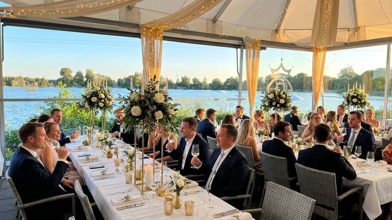 Restaurant-Terrasse am Friedberger Baggersee mit Panoramablick und eleganter Tischgestaltung