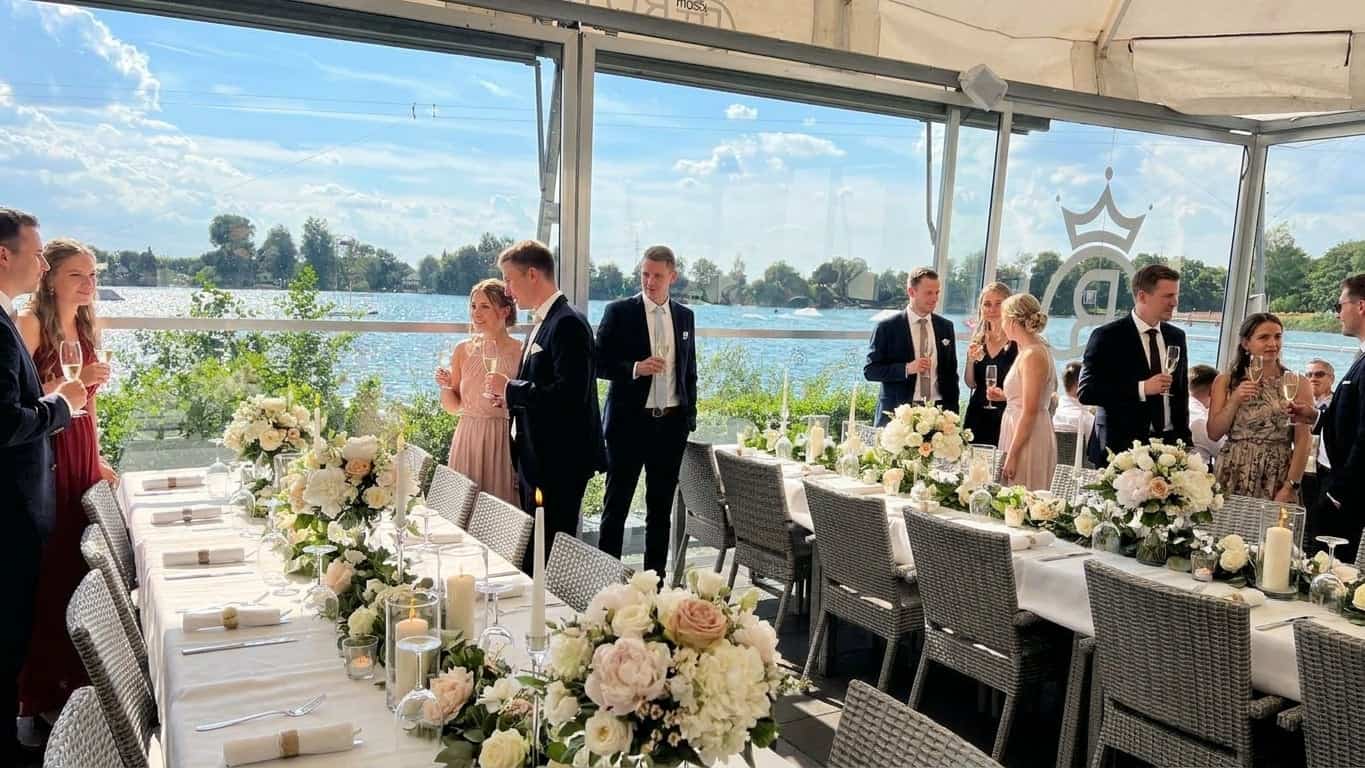 DJ-Pult mit stimmungsvoller Beleuchtung auf der Seeterrasse von Royal am See für den Hochzeitsabend