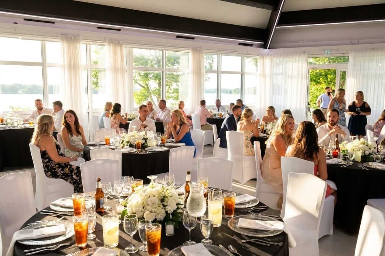 Wintergarten von Royal am See als wetterfeste Alternative für ein Sommerfest mit Blick auf den Friedberger Baggersee