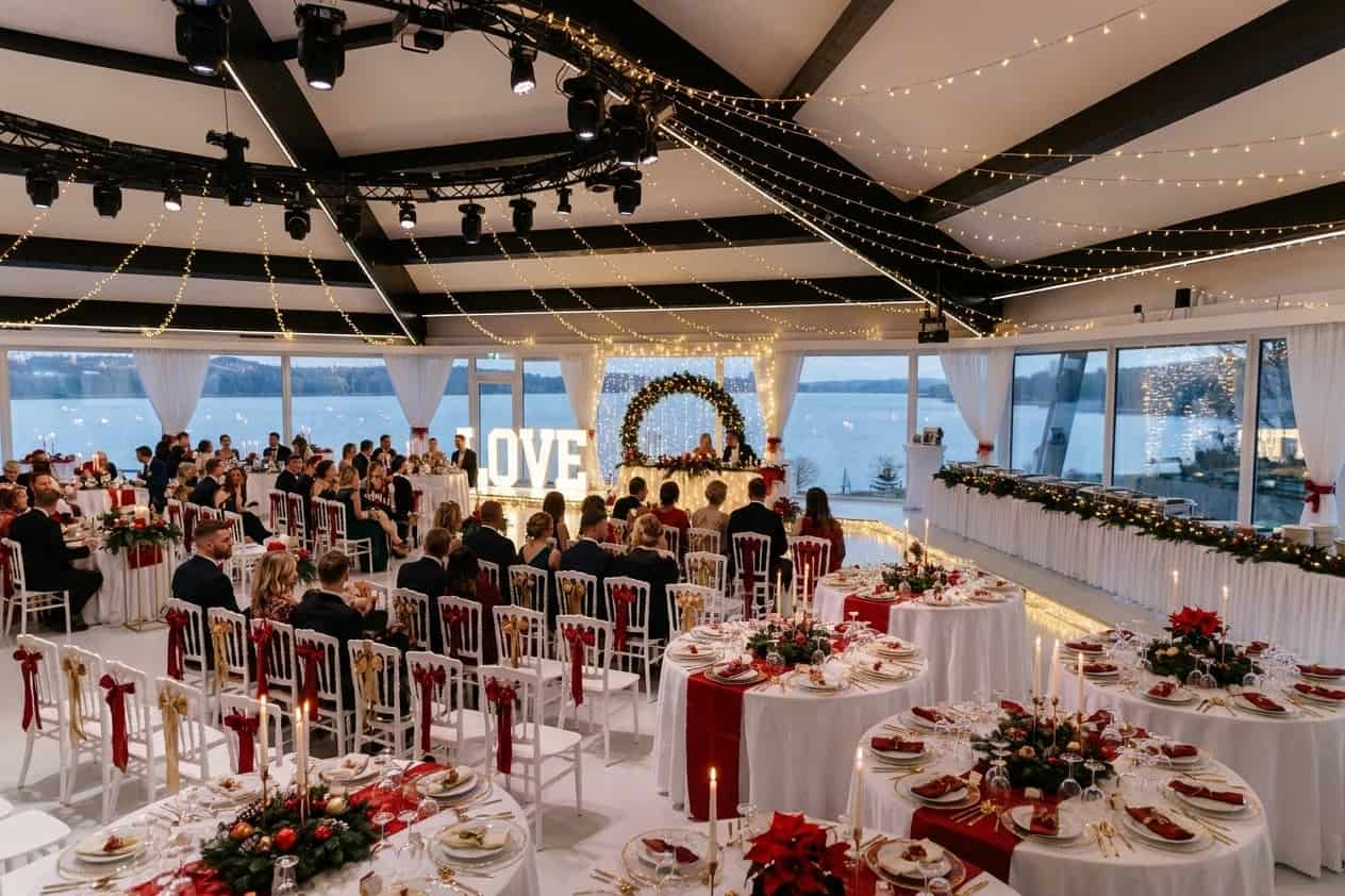 Weihnachtlich dekorierter Wintergarten mit Panoramablick auf den verschneiten Friedberger Baggersee