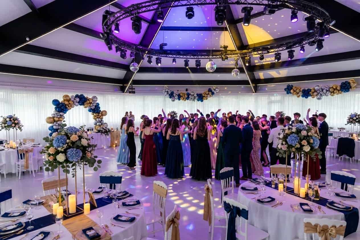 Professionelle Bühne mit Lichteffekten und Nebelmaschine im Eventsaal