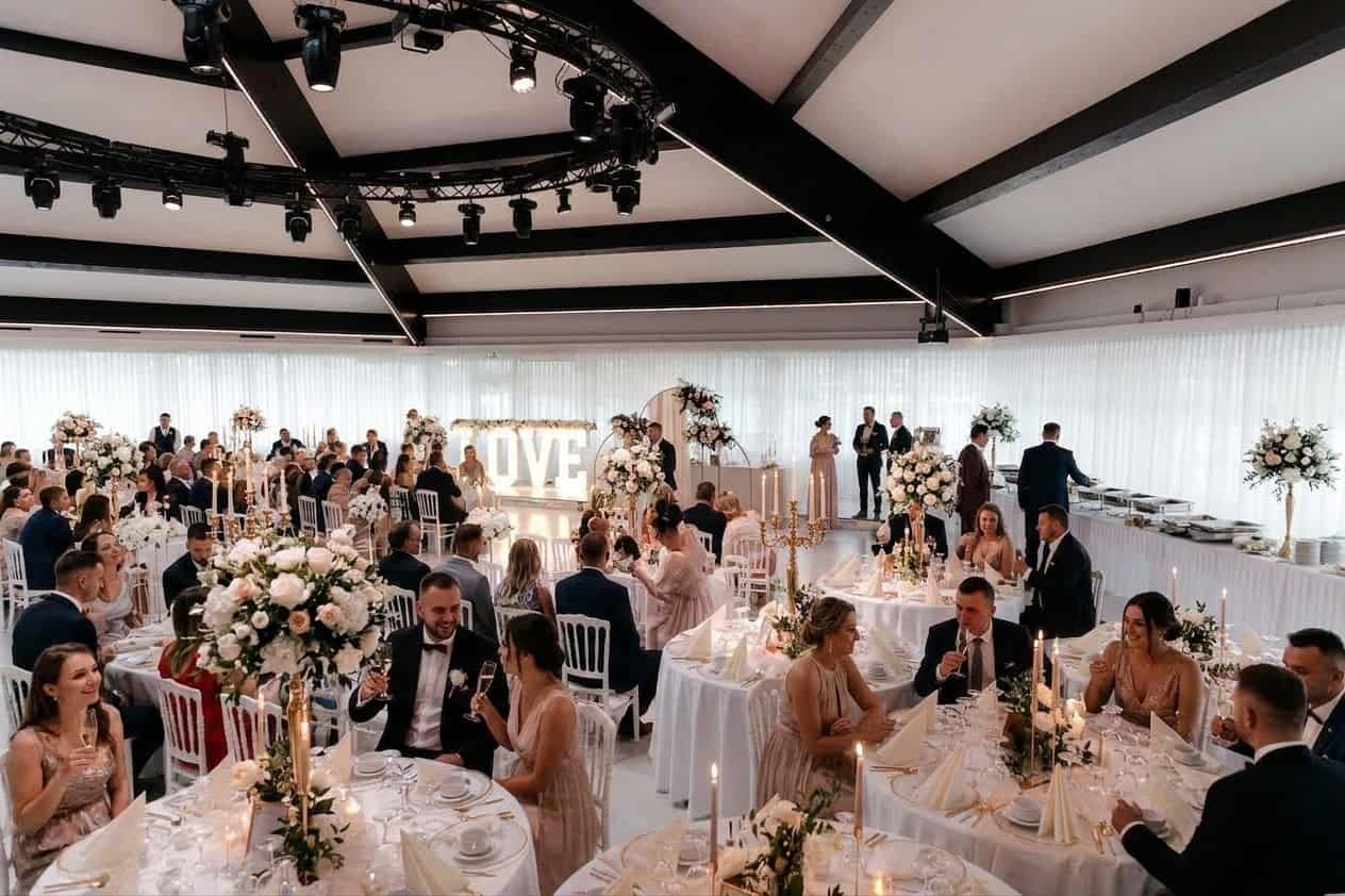 Liebevoll gestaltete Tischkarten auf einem elegant gedeckten Hochzeitstisch