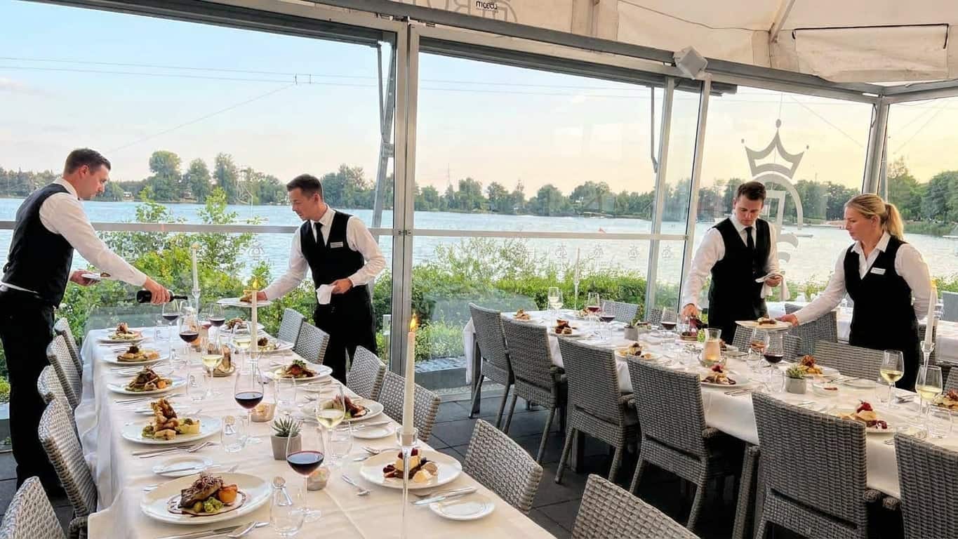 BBQ-Station auf der Seeterrasse mit Grillmeister und Blick auf den Friedberger Baggersee