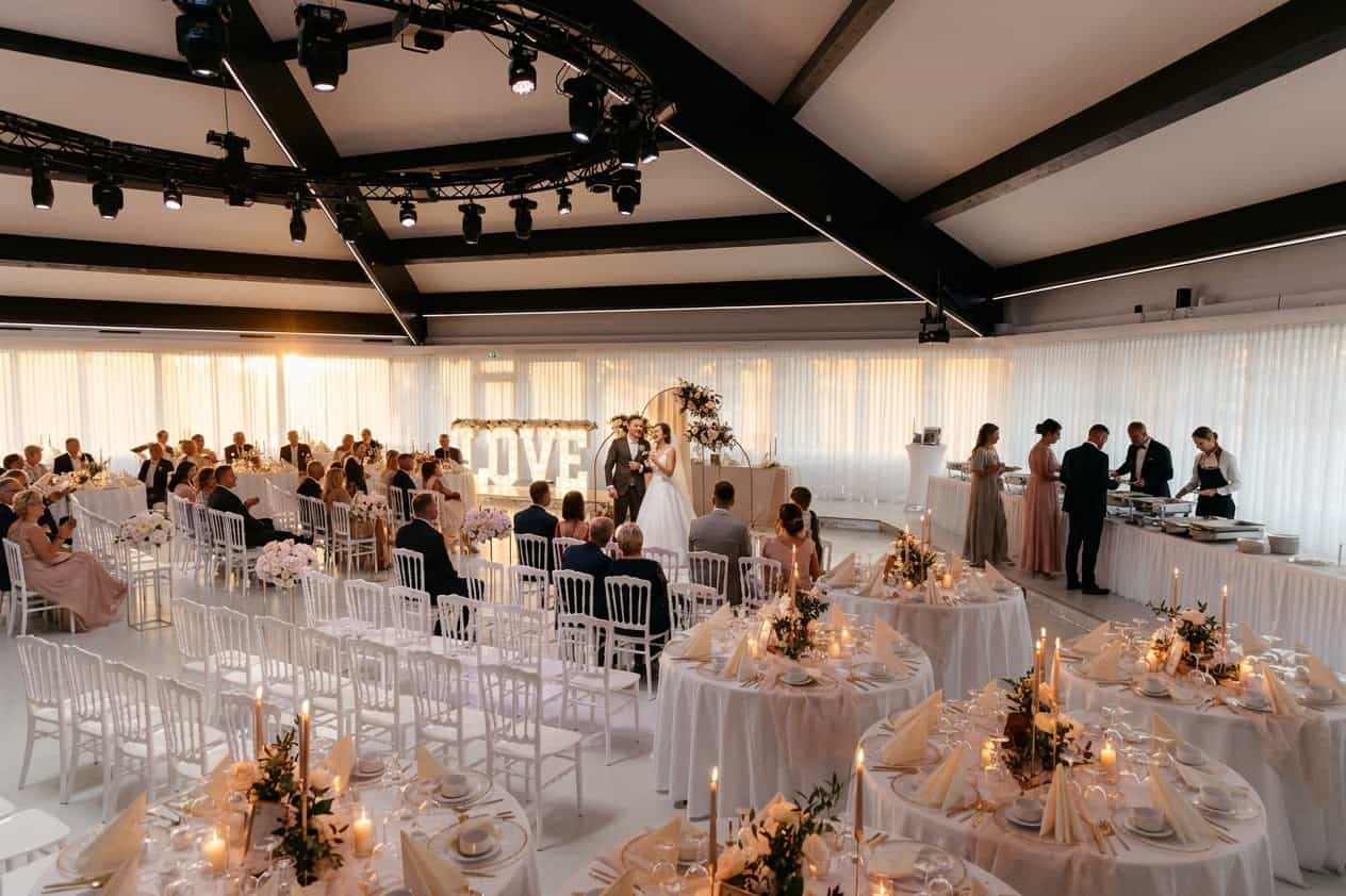 Brautpaar bei Sonnenuntergang am Friedberger Baggersee mit romantischer Lichtstimmung