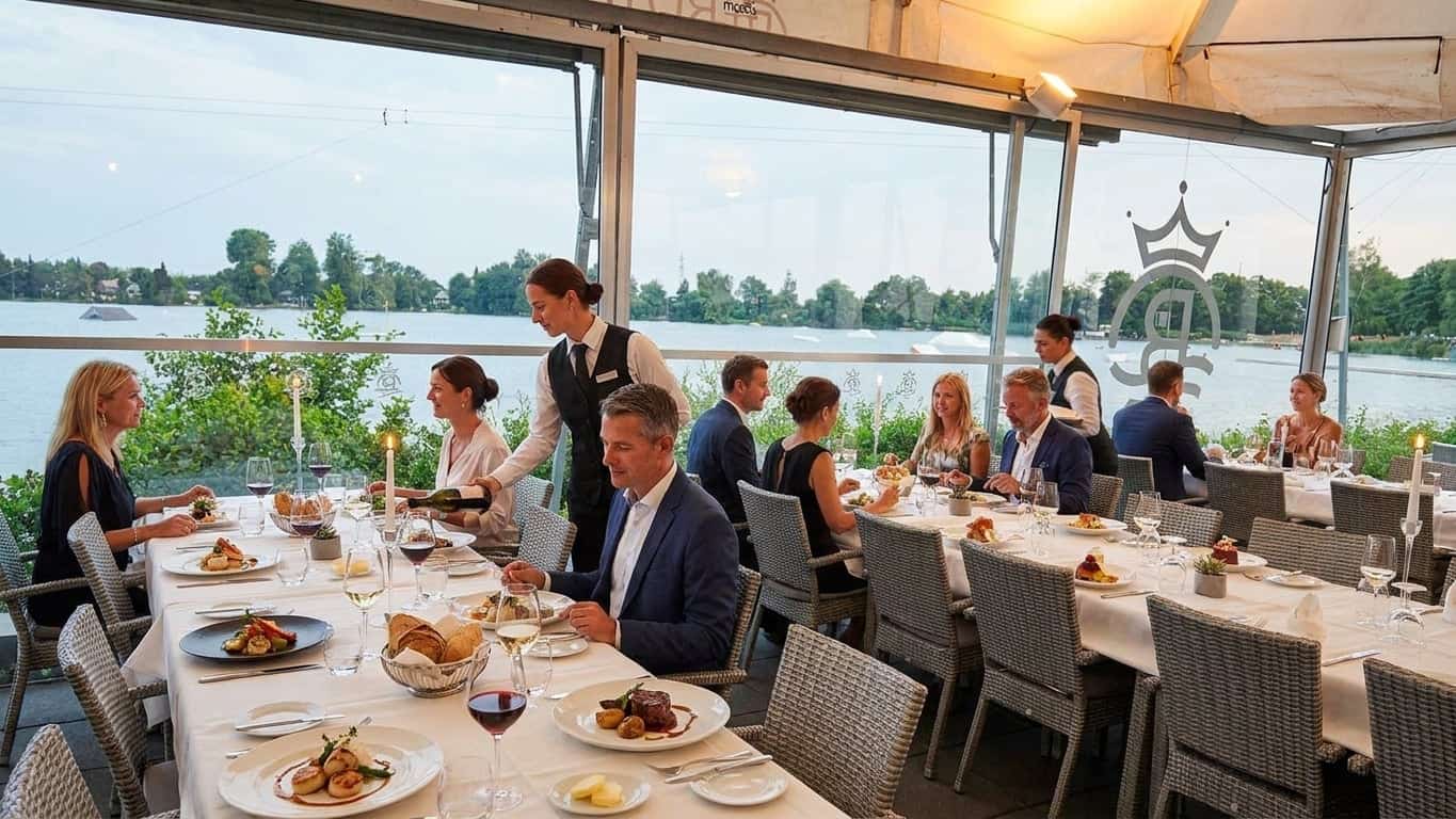 Festlich gedeckte Tafel mit Kristallgläsern und Blumenarrangements im Eventcenter