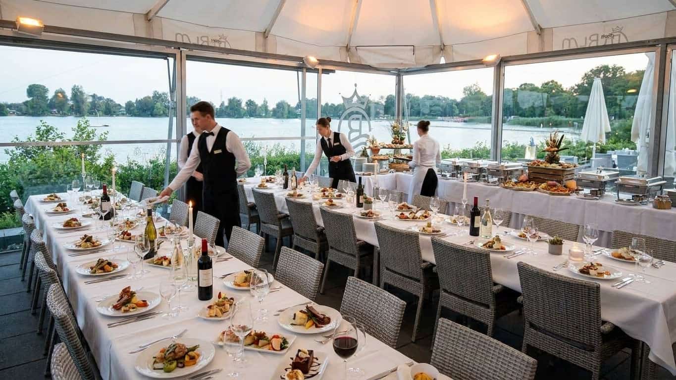 Elegantes Dessertbuffet mit Torten, Petit Fours und frischen Beeren bei Royal am See